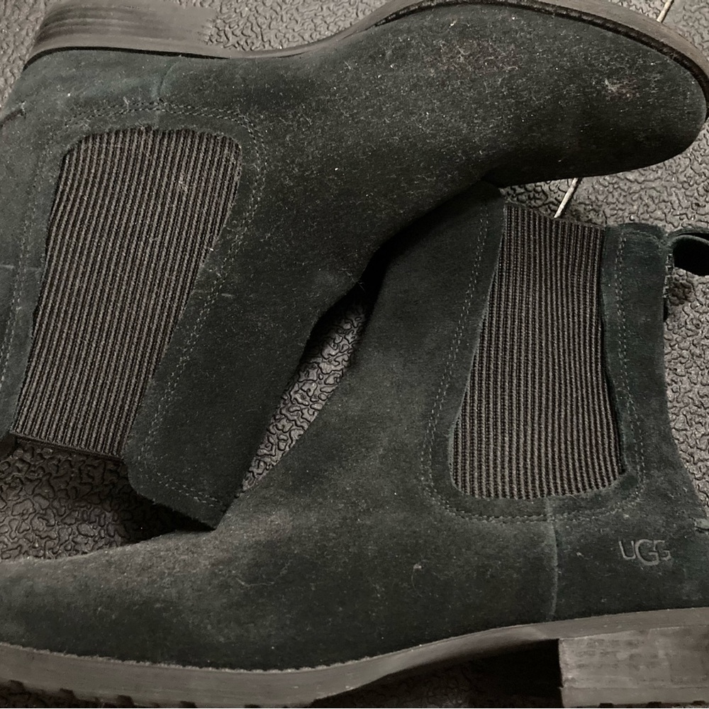 UGG. Black. Sz 9.5
